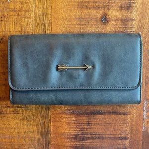 Arrow Button Closure Clutch